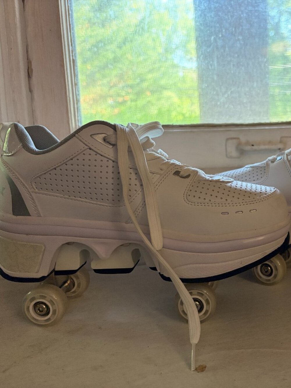 Adjustable skating sneaker